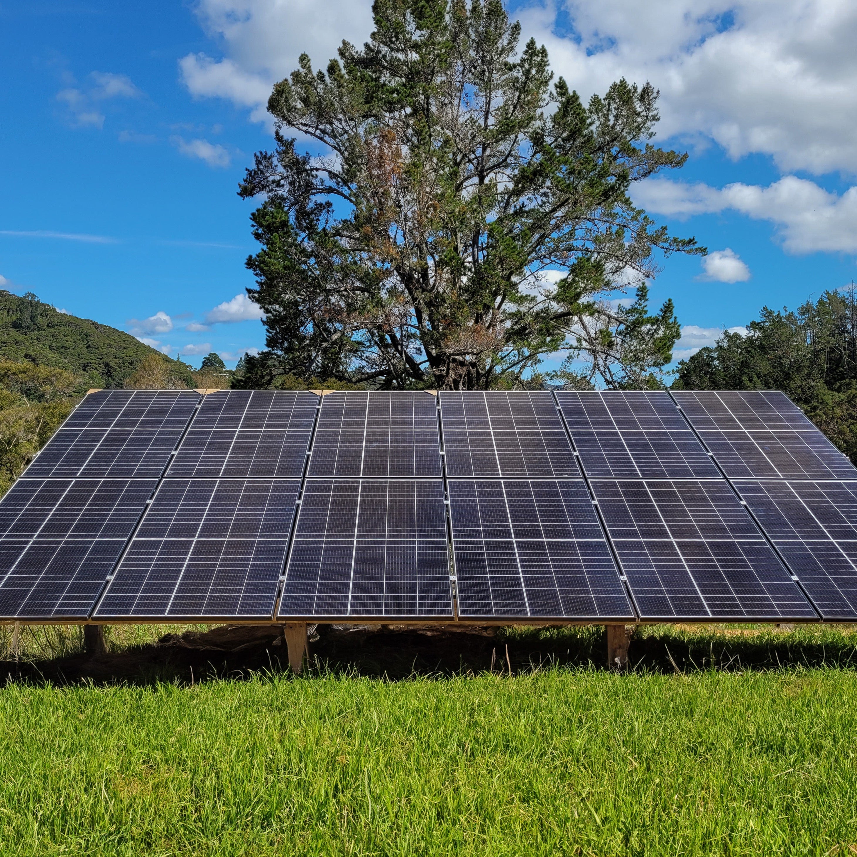 High-capacity solar power kit for large off-grid families